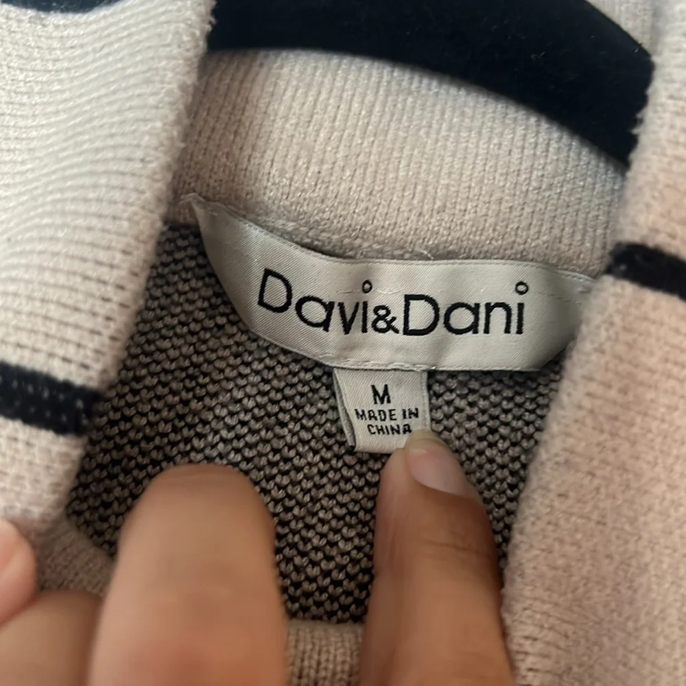 Davi & Dani Women's Grid Plaid Pattern Beige & Black Mock Sweater‎ Size Medium
